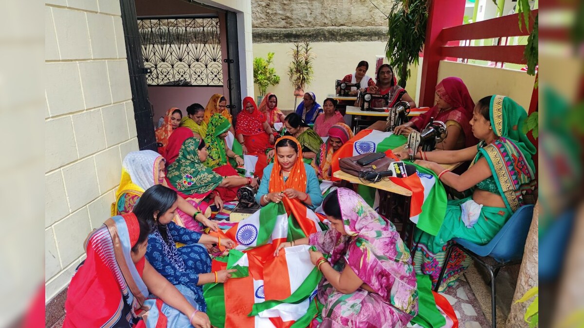 Jhansi: महिलाओं ने उठाया तिरंगे को हर घर तक पहुंचाने का बीड़ा रोजाना बना रही हैं हजारों झंडे