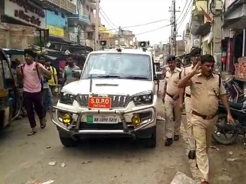 पटना में वार्ड पार्षद के घर हुई लूट की घटना के बाद मामले की जांच के लिए पहुंची पुलिस