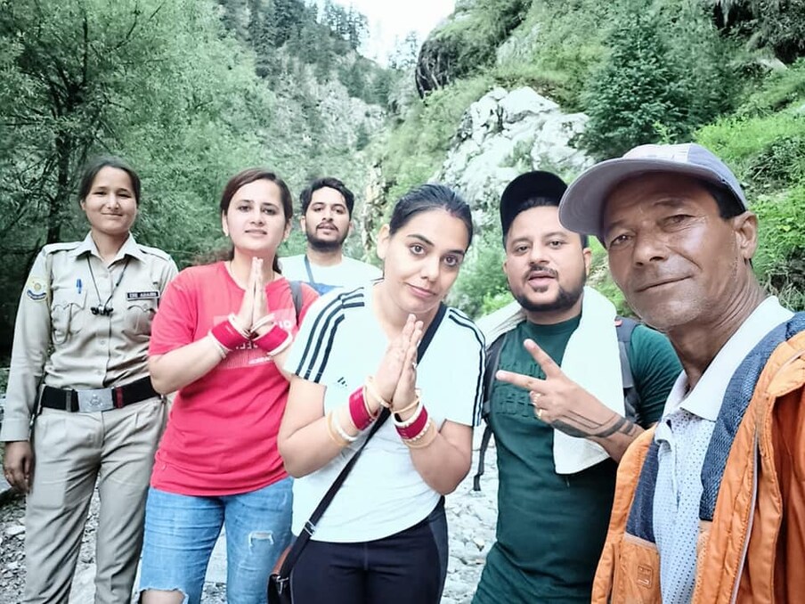 क्षेत्र में बहुत सारे पर्यटक पहुंचे हुए हैं, लेकिन सभी सुरक्षित हैं. स्थानीय पंचायत प्रधान चुन्नीलाल ने कहा कि घटना में 4 लोगों के लापता होने की आशंका है और ऐसे में सर्च ऑपरेशन चल रहा है. 