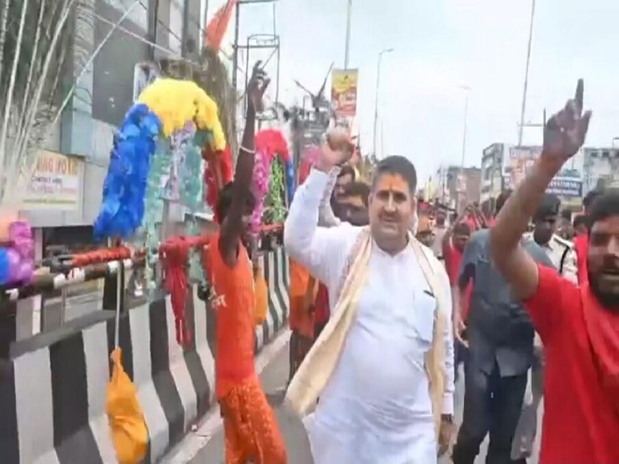  बिहार के राजस्‍व मंत्री रामसूरत राय ने कांवरियों का उत्‍साहवर्धन भी किया. इस दौरान शिव भक्‍त भगवान महादेव का जयकारा लगाते रहे. (फोटो: प्रियांक सौरव)