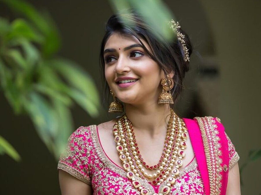  एक्ट्रेस श्री लीला (Actress Sree Leela), जिन्होंने तेलुगू में 'पेल्ली संदाद' से लोकप्रियता हासिल की है. मौजूदा वक्त में वे अपने एमबीबीएस फाइनल इयर की पढ़ाई कर रही हैं. उन्होंने 'Dhamaka’ with Ravi Teja, ‘Anaganaga Oka Raju’, और ‘Yet to be titled’ जैसी फिल्मों में काम किया है.