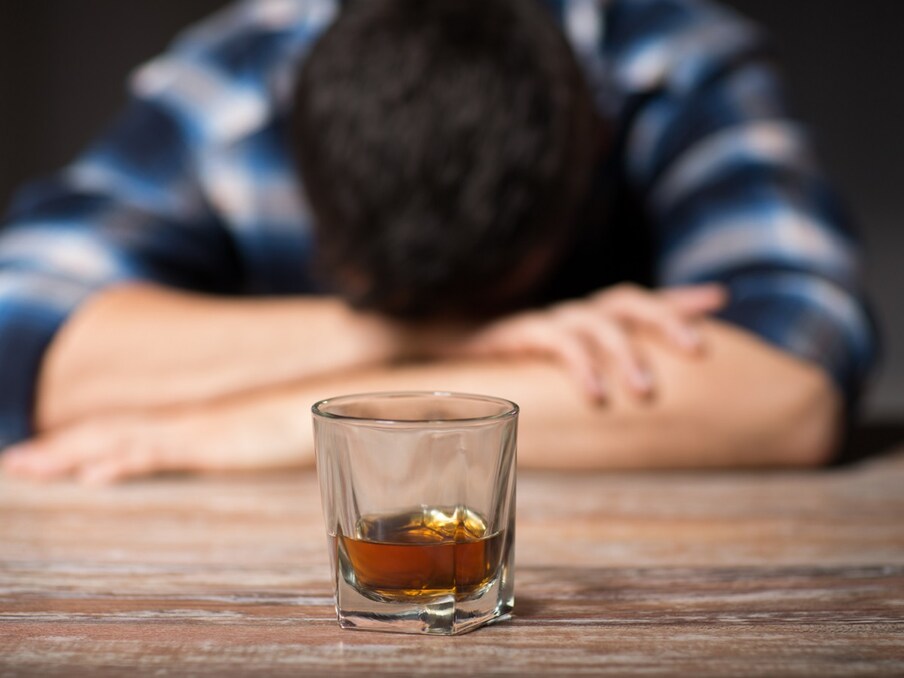  घबराहट (Anxiety), अवसाद (Dipression), अन्य मूड संबंधी विकार और शराब का अधिक सेवन एक साथ होने वाली बीमारी की तरह के चक्र केरूप में एक दूसरे के लिए ईंधन का काम करते हैं. खास तौर पर शराब (Alcohol) की लत घबराहट और बेचैनी पैदा करती है और यह बेचैनी शराब के सेवन को उकसाती है. ये मानसिक विकार और शराब के लत विका दिमाग के बासोलेटरल एमिगडाला (BLA) से संबंध है. (प्रतीकात्मक तस्वीर: Pixabay)