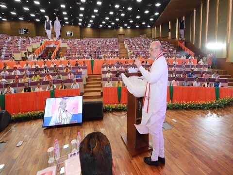 केंद्रीय गृह मंत्री अमित शाह ने बीजेपी कार्यकर्ताओं को पिछली बार की तुलना में 2024 में अधिक सीटें जिताने का लक्ष्य दिया है