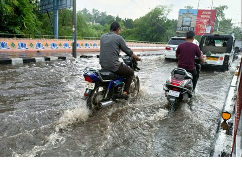 Heavy Rain in Bhopal. मॉनसून की पहली ही भारी बारिश में भोपाल के कई इलाकों में सड़कों पर पानी भर गया.