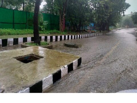 बारिश में नेशनल हाईवे पर बने पुल पुलियों से लेकर अंदरूनी इलाकों मे बने रपटे भी पानी में बह या टूट फूट गए हैं.