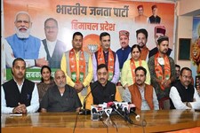 हिमाचल में  बागियों की घर वापसी शुरू, MLA उर्मिल ठाकुर BJP में शामिल