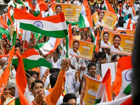 एनडीए उम्मीदवार द्रौपदी मुर्मू ने राष्ट्रपति चुनाव में 64 फीसदी वोट प्राप्त करके अपने प्रतिद्वंद्वी यशवंत सिन्हा पर एक उल्लेखनीय अंतर से जीत दर्ज की. (File Photo)