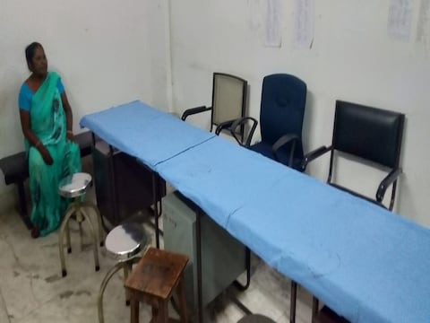 Bihar News: मरीज की मौत के बाद रोते-बिलखते परिजन और खाली पड़ी डॉक्टर का कुर्सी