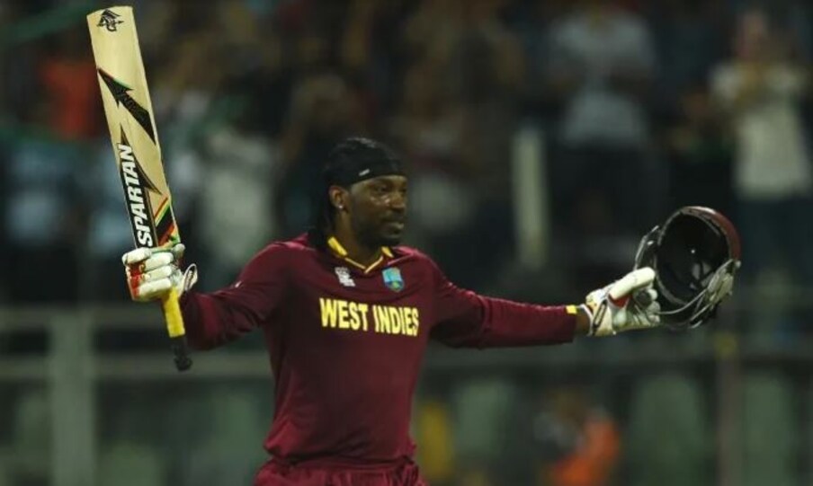  वेस्टइंडीज के विस्फोटक ओपनर क्रिस गेल (Chris Gayle) ने टी20 विश्व कप 2007 के पहले ही मैच में साउथ अफ्रीका के खिलाफ शतकीय पारी खेली थी. गेल ने टूर्नामेंट का पहला शतक अपने नाम किया था. बाएं हाथ के गेल ने 57 गेंदों पर 117 रन बनाए थे. इस दौरान उनका स्ट्राइक रेट 205 से ज्यादा का था.उन्होंने 88 रन तो सिर्फ चौकों और छक्कों से जुटाए थे. गेल के धमाकेदार शतक के दम पर विंडीज ने पहले बल्लेबाजी करते हुए 20 ओवर में 205 रन बनाए थे. साउथ अफ्रीका ने सभी को चौंकाते हुए 14 गेंद बाकी रहते मुकाबले को 8 विकेट से अपने नाम किया. (AFP)