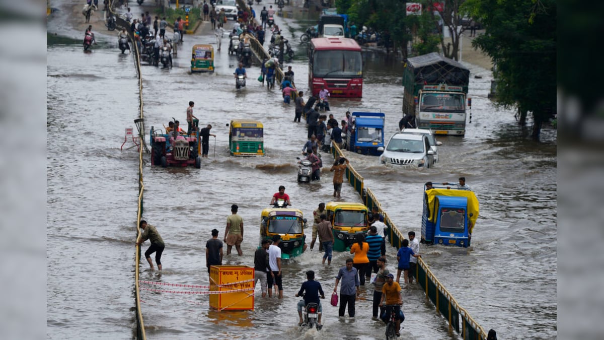 गुजरात में भारी बारिश के चलते बाढ़ जैसे हालात अब तक 69 की मौत तस्वीरों में देखें तबाही का मंजर