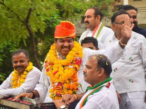 Indore News: इंदौर में कांग्रेस के महापौर पद के प्रत्याशी संजय शुक्ला ने कहा है कि अगर वह चुनाव जीते तो अपने खर्चे से 5 फ्लाईओवर बनवाएंगे.