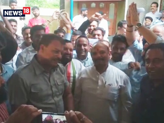 Dhar News: धार में जिला पंचायत चुनाव हारने के बाद पूर्व मंत्री उमंग सिंघार ने कार्यकर्ताओं के साथ जमकर डांस किया.