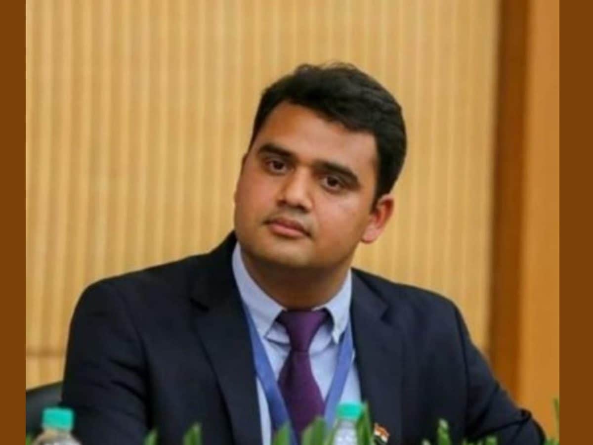 अब इटावा के डीएम की फोटो के जरिये लोगों को ठगने मे जुटे साइबर अपराधी ...