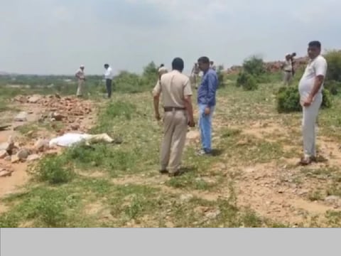 डीएसपी सुरेंद्र सिंह ने अवैध खनन के शामिल एक ट्रक ड्राइवर ने कुचलकर मार डाला.
