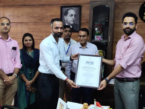 दौसा जिला कलेक्टर कमर चौधरी को प्रोविजनल सर्टिफिकेट सौंपते वर्ल्ड बुक ऑफ रिकॉर्ड लंदन के पदाधिकारी. 
