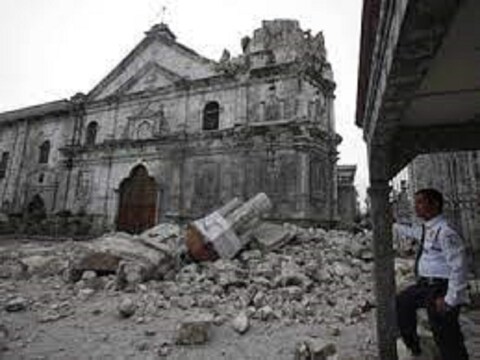 फिलीपीन में बुधवार को 7 तीव्रता वाले भूकंप के जोरदार झटके महसूस किये गए. 1803 में बने राष्ट्रिय धरोहर चर्च में भूकंप के वजह से दरारें आ गई.   फोटो साभार-firstpost 