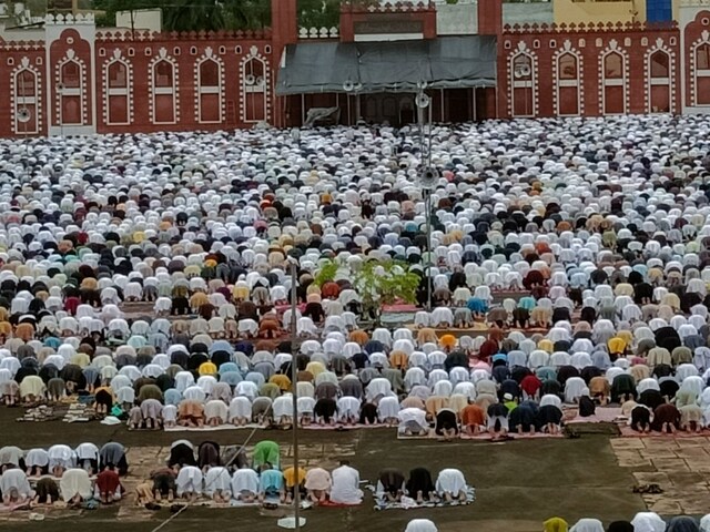 भोपाल: लाखों लोगों ने अदा की ईद-उल-अजहा की नमाज, मांगी देश में अमन-चैन के  लिए दुआ - eid ul adah namaz performed in bhopal people wish god peace and  harmony in nation
