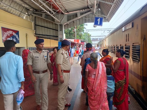 घटना के बाद जांच के लिए जाती थावे जीआरपी पुलिस गोपालगंज