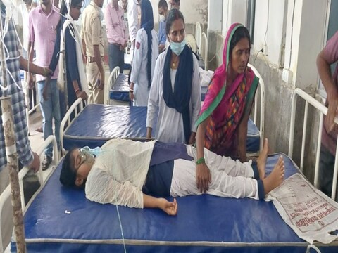 नौवीं कक्षा की छात्राओं के क्लासरूम में बेहोश होकर गिरने का वीडियो सामने आया है जिसमें दिख रहा है कि एक के बाद एक छात्राएं बीमार होकर गिर रहीं हैं