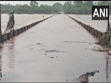 गुजरात, महाराष्ट्र में बाढ़ से हालात गंभीर, NDRF की टीमें बचाव के काम में जुटी