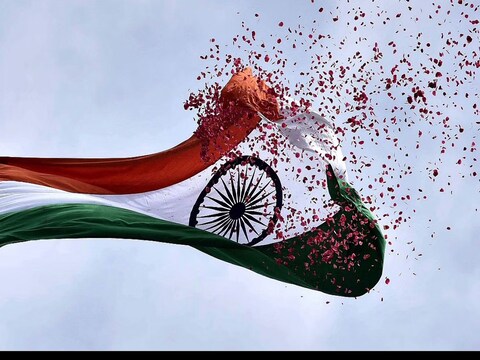 कैबिनेट सचिव राजीव गौबा ने सभी मंत्रालयों से हर घर तिरंगा अभियान के संबंध में 'संपूर्ण सरकार' दृष्टिकोण अपनाने को कहा है. (सांकेतिक तस्वीर) 