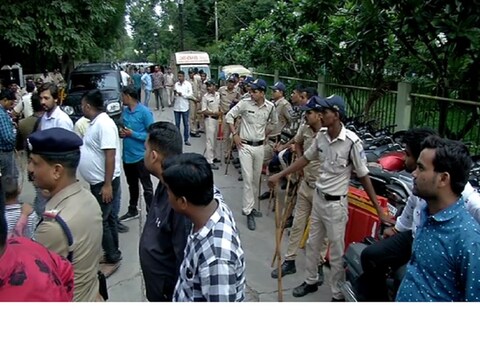 Indore News: मतदान खत्म होने से ऐन पहले बीजेपी और कांग्रेस कार्यकर्ता आपस में भिड़े, पुलिस ने भांजी लाठियां......