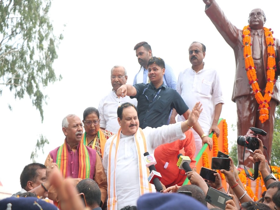 बीजेपी संयुक्त मोर्चा के राष्ट्रीय कार्यकारिणी की बैठक को बिहार में शक्ति प्रदर्शन के रूप में देखा जा रहा है. इसे लोकसभा चुनाव 2024 की तैयारी के रूप में देखा जा रहा है. बीजेपी ने कार्यकर्ताओं में जोश भरने के लिए रोड शो का आयोजन किया.