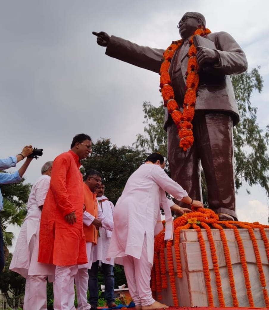 पटना एयरपोर्ट से निकलने के बाद कुछ दूरी पर आकर जेपी नड्डा ने डॉ. भीमराव अंबेडकर की मूर्ति पर माल्यार्पण किया. इसके बाद रथ में सवार होकर वे जेपी गोलंबर के लिए निकल पड़े. नड्डा के स्वागत के लिए कई जगहों पर स्टैंड और स्वागत द्वार लगाए गए. लोगों की ओर से पुष्पवर्षा की गई.