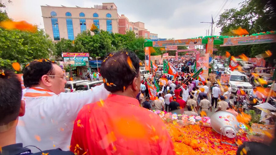 एयरपोर्ट से रोड शो पटना के बेली रोड स्थित कारमेल हाई स्कूल से शुरू होकर, आयकर गोलंबर, मौर्य कॉम्पलेक्स, डाक बंगला चौराहा, जेपी गोलंबर होते हुए पटना गांधी मैदान के उत्तरी छोर गंगा नदी के किनारे बने ज्ञान भवन तक चला.