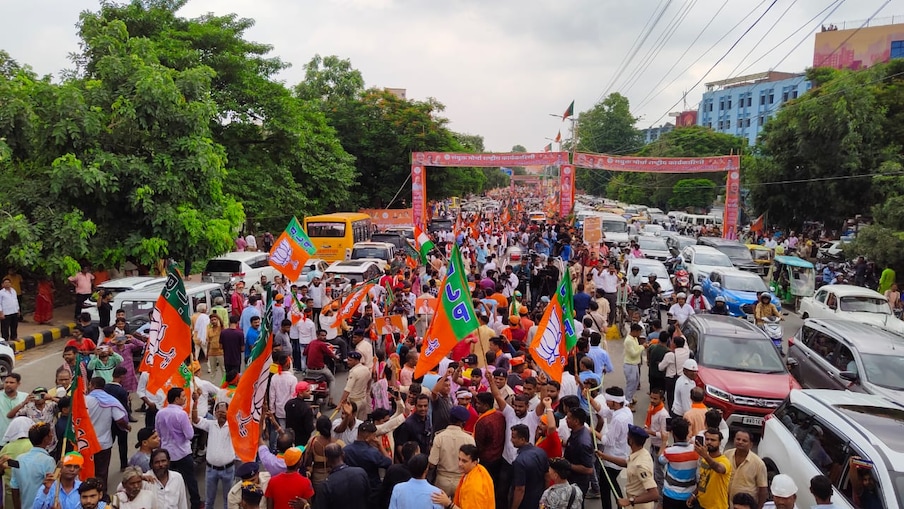 इस दौरान पटना एयरपोर्ट से ही हजारों बीजेपी कार्यकर्ता मोटरसाइकिल पर सवार होकर तथा पैदल जेपी नड्डा के काफिले के साथ चलते रहे. इस दौरान भारत माता की जय और जय श्रीराम के नारे भी लगातार गुंजायमान होते रहे.