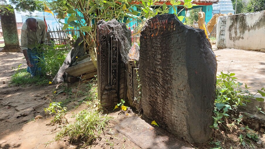  मुगल शासकों ने मंदिर के साथ तोड़ फोड़ कर मूर्ति और शिव लिंग को भी निशाना बनाया था. आज भी इन मंदिर परिसर में खंडित प्रतिमा और दर्जनों की संख्या में शिलापट्ट मौजूद हैं. ग्रामीण बसंत यादव, सुखदेव यादव और मुंशी साव की मानें तो कई मूर्तियां की तो चोरी हो गई, कइयों को जमुई के संग्रहालय में रखा गया है.
