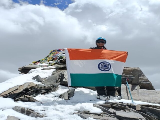 पर्वतारोही निशु सिंह ने 20,500 फुट ऊंची चोटी की फतह, शान से लहराया तिरंगा पर्वतारोही निशु सिंह ने 20,500 फुट ऊंची चोटी की फतह, शान से लहराया तिरंगा