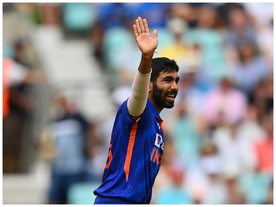  पहले वनडे मुकाबले में बुमराह के नाम एक और खास उपलब्धी दर्ज हुई. दरअसल 'द ओवल' में घातक गेंदबाजी के बाद वह देश के लिए एशिया से बाहर वनडे प्रारूप में सर्वश्रेष्ठ प्रदर्शन करने वाले पहले खिलाड़ी बन गए हैं. (Jasprit Bumrah BCCI)