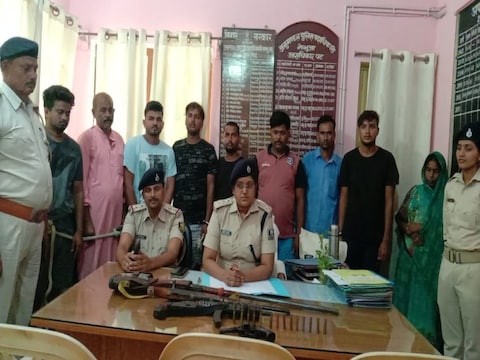 Bihar News: गांव में नाली के ऊपर अतिक्रमण को लेकर दोनों पक्षों के बीच बहसबाजी हुई और जमकर लाठी-डंडे चलने लगे. इसके कुछ देर बाद पूरा गांव गोलियों की तड़तड़ाहट से गूंज उठा. फायरिंग में एक पक्ष के एक व्यक्ति को गोली लग गई. घायल का भभुआ सदर अस्पताल में इलाज चल रहा है. उसकी हालत खतरे से बाहर बतायी जा रही है