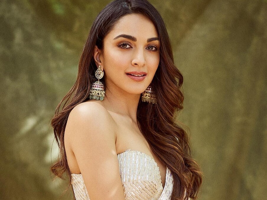 कियारा आडवाणी (Kiara Advani) का जन्म 31 जुलाई 1992 को मुंबई में हुआ था, पर उनका असली नाम आलिया आडवाणी है. वे आज के दौर की सबसे टैलेंटेड एक्ट्रेस में से एक हैं. उन्होंने 'फगली' (2014) से बॉलीवुड डेब्यू किया था. आइए, एक्ट्रेस के जन्मदिन (Kiara Advani Birthday) पर उनकी जिंदगी को थोड़ा और करीब से जानते हैं. (फोटो साभार: Instagram@kiaraaliaadvani)