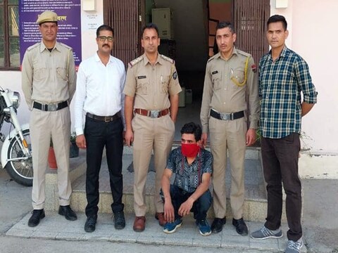 कुल्लूः 19 जुलाई को देर रात आरोपी को कुल्लू के अखाड़ा बाजार से  हिरासत में लिया. आरोपी से चोरी किए 5 लाख रुपये के गहने भी सुरक्षित बरामद किए गए. 