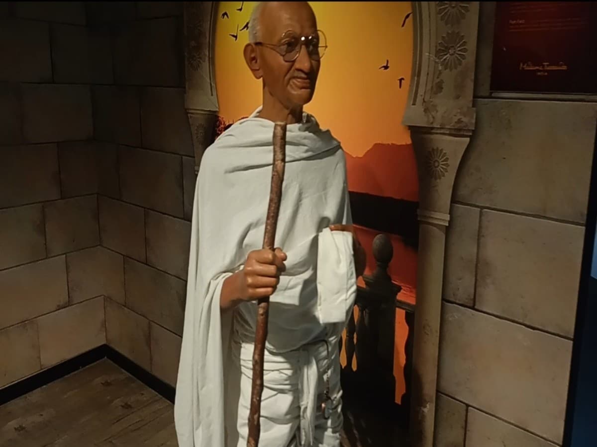 This is India's first Madame Tussauds museum, in which statues of Shah Rukh Khan, Amitabh Bachchan, Virat Kohli, Sonu Nigam, Leonardo DiCaprio, Lady Gaga, Mahatma Gandhi, Subhash Chandra Bose, Prime Minister Narendra Modi have been installed. These idols are not only the center of attraction for the people but are also being photographed with their favorite stars.