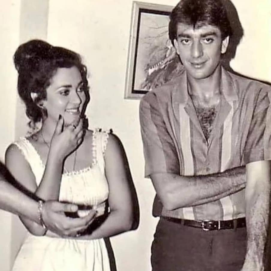  मंदाकिनी ने राज कपूर की 'राम तेरी गंगा मैली' में झरने के नीचे सीन किया था. हालांकि सेंसर बोर्ड के दबाव के बावजूद, राज कपूर फिल्म को पास कराने में कामयाब रहे थे. (फोटो साभार: Instagram@mandakiniofficial)