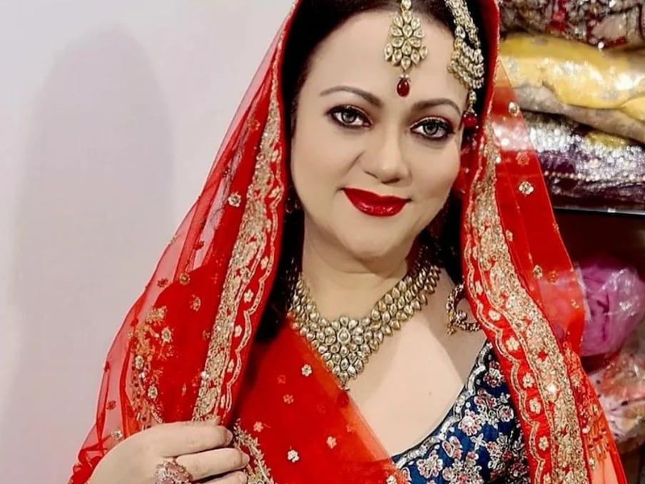  मंदाकिनी (Mandakini) ने फिल्म 'राम तेरी गंगा मैली' में अपनी ग्लैमरस अदाओं से पर्दे पर तहलका मचा दिया था. हालांकि, कई यादगार फिल्में देने के बाद एक्ट्रेस लाइमलाइट से गायब हो गईं और भुला दी गईं. आइए, मंदाकिनी के जन्मदिन पर उनकी जिंदगी से जुड़े कुछ दिलच्सप बातें जानें. (फोटो साभार: Instagram@mandakiniofficial)