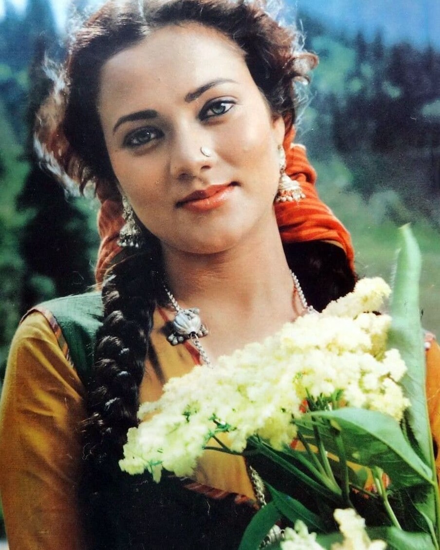  हर कोई उन्हें मंदाकिनी के नाम से जानता है, लेकिन मंदाकिनी का असली नाम यास्मीन जोसेफ है. वे मेरठ की रहने वाली हैं. (फोटो साभार: Instagram@mandakiniofficial)