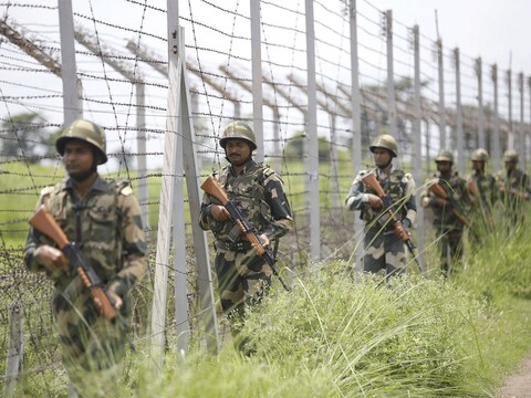 जम्मू कश्मीर के पुंछ जिले के मेंढर सेक्टर में एलओसी पर गश्त करने के दौरान हुए ग्रेनेड विस्फोट में एक अधिकारी और एक जेसीओ की मौत हो गई. (File Photo)