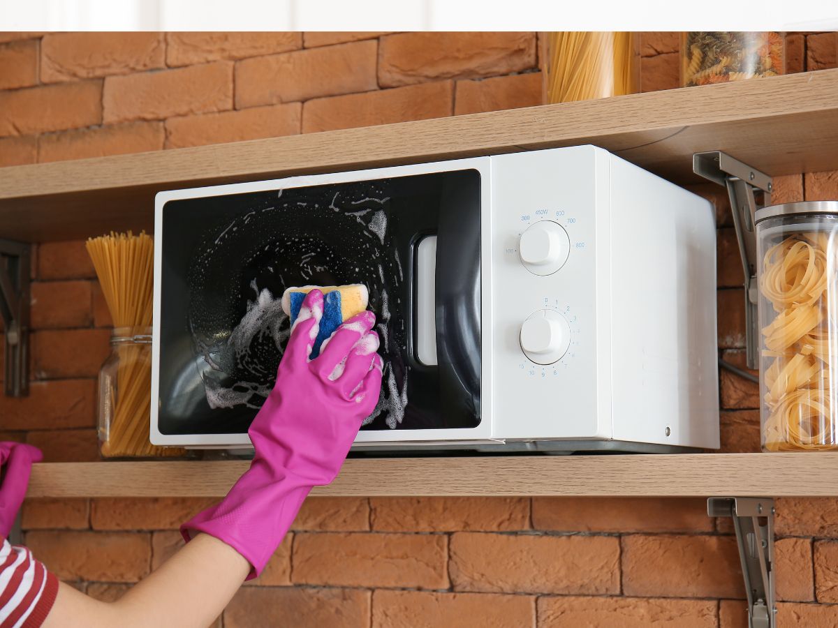 Make sure to deep clean the microwave oven once a week, know the