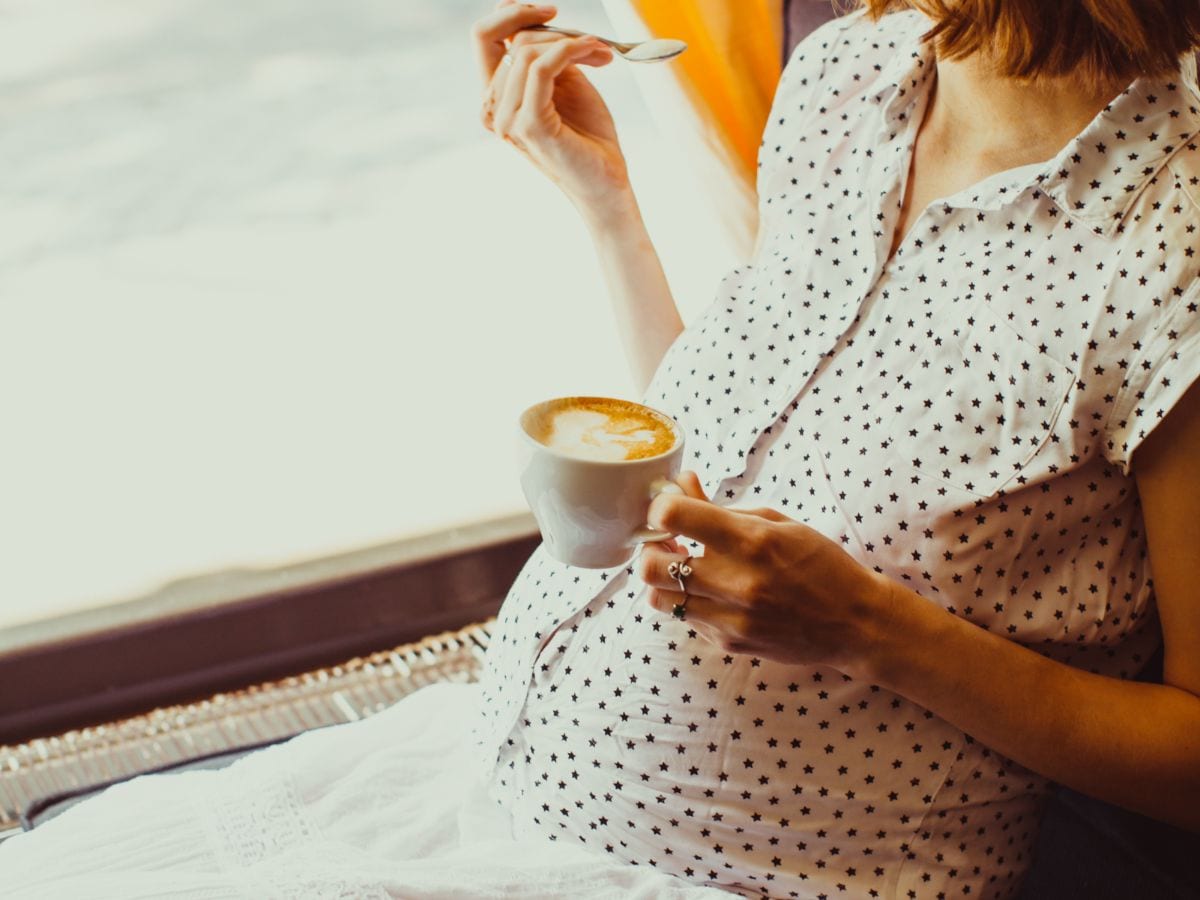 प्रेग्नेंसी के दौरान कॉफी पीना सुरक्षित? जानिए हेल्थ पर क्या होता है