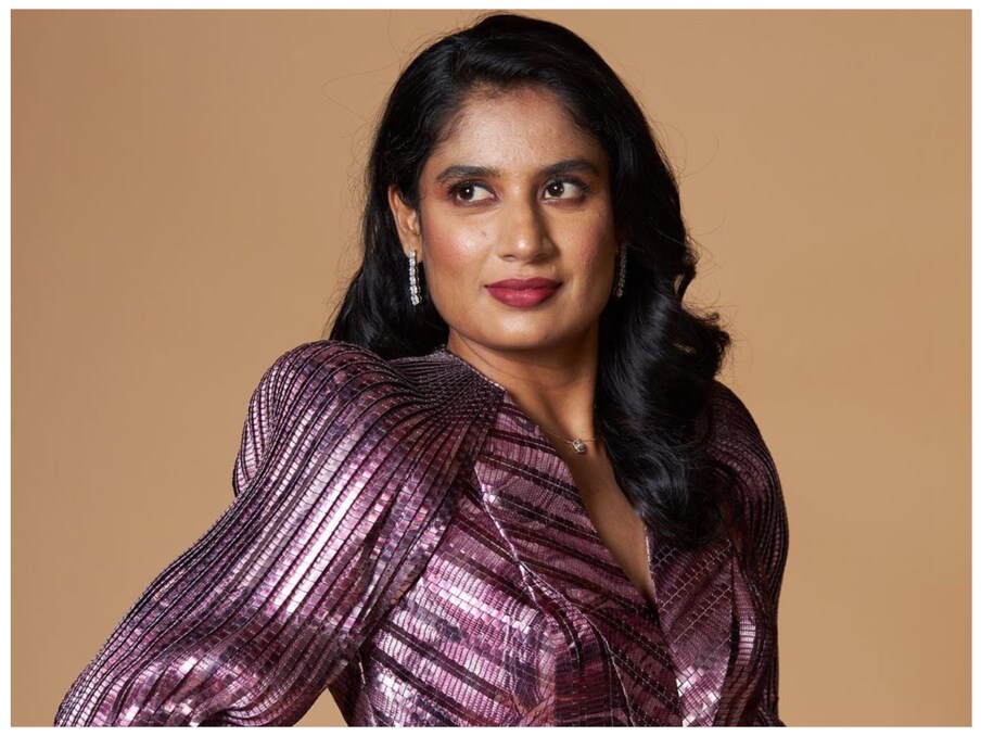 39 वर्षीय पूर्व महिला कप्तान मिताली राज (Mithali Raj) ने इंटरनेशनल क्रिकेट को अलविदा कह दिया है. क्रिकेट से संन्यास लेने के बाद वह हाल ही में फेमिना मिस इंडिया 2022 के जजिंग पैनल में नजर आईं. इस दौरान वह भी किसी मॉडल से कम नजर नहीं दिख रही थीं. पूर्व भारतीय महिला खिलाड़ी ने अपने सोशल मीडिया अकाउंट से अपनी कुछ तस्वीरें शेयर की हैं. इन तस्वीरों में वह बेहद खूबसूरत नजर आ रही हैं. (Mithali Raj Instagram)