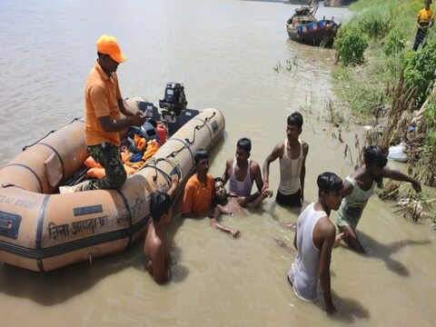 गंगा नदी में नहाने के दौरान पानी में डूबे दोनों लड़कों के शवों को गोताखोरों ने बरामद कर लिया है