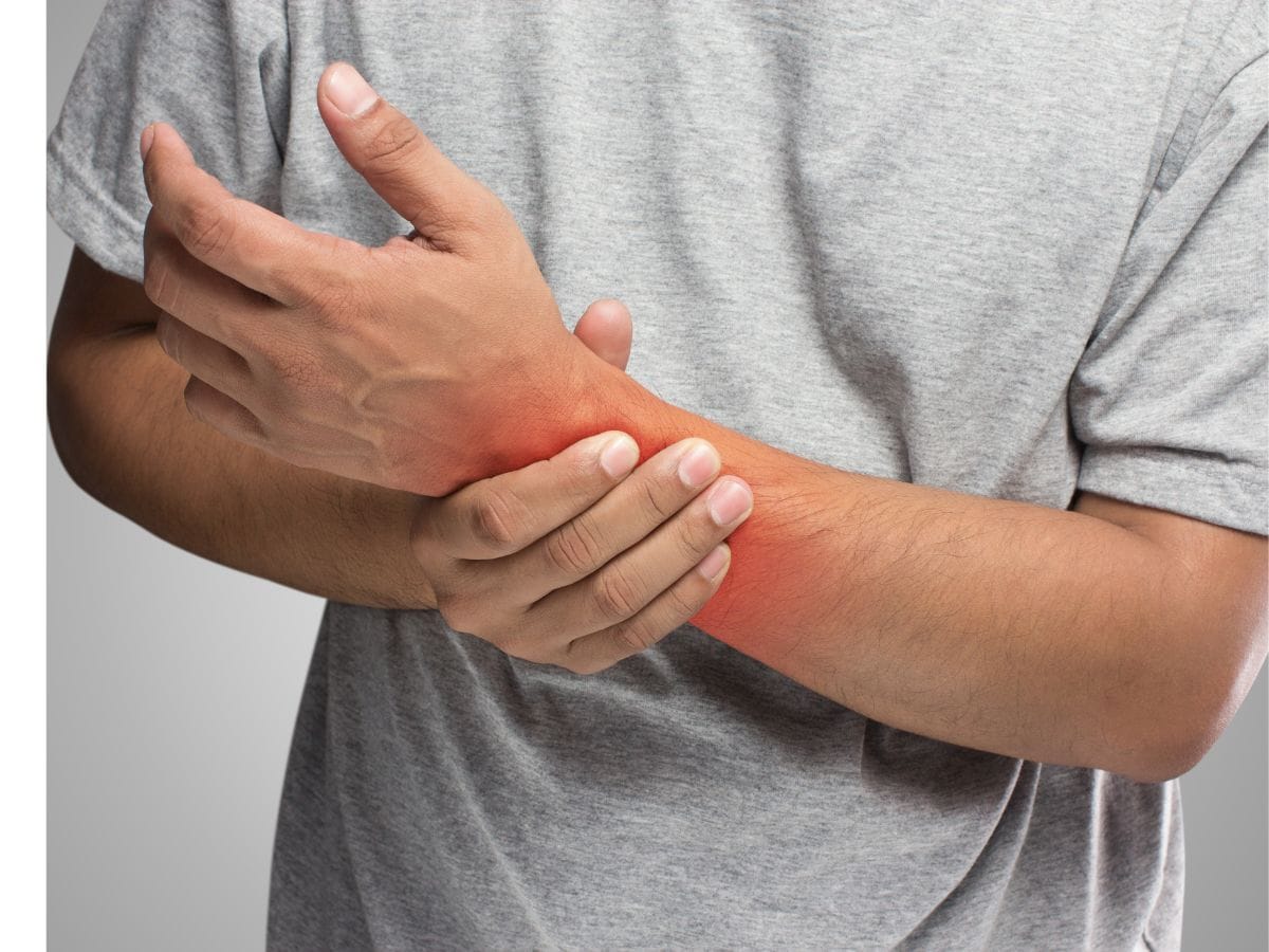 हाथ की उंगलियों में झनझनाहट, कमजोरी हो सकते हैं सर्वाइकल के लक्षण, जानिए  इसके रिस्क फैक्टर - symptoms of cervical pain need to know – News18 हिंदी