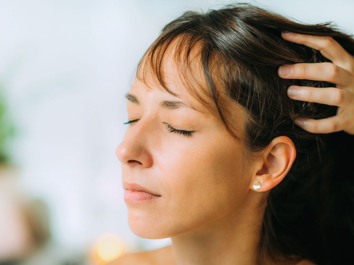 बालों में जरूरत से ज्यादा है रूसी तो लगाएं ऑलिव ऑयल, जानें इसके और भी