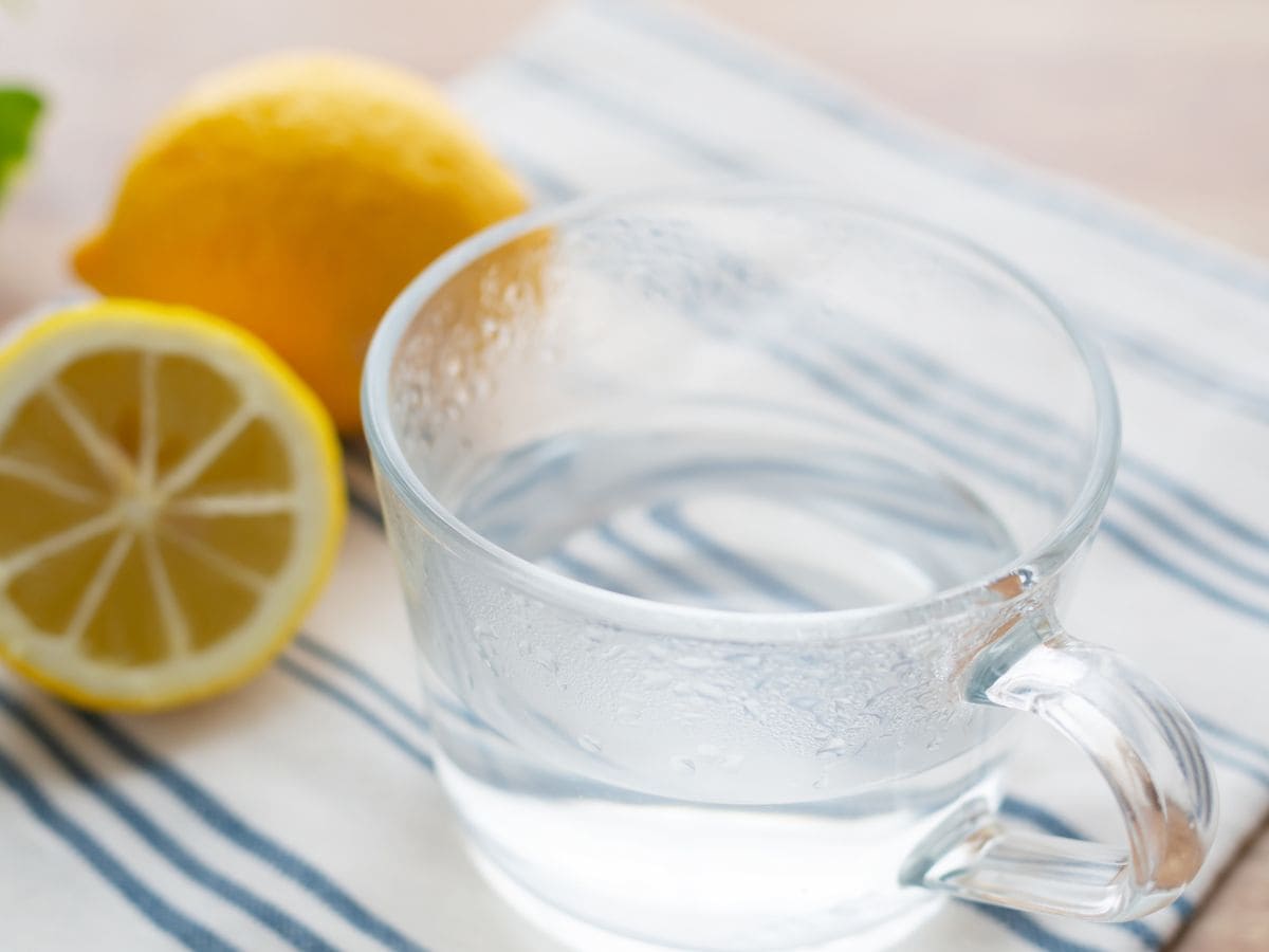 Вода с лимоном понижает. Стакан воды с лимоном. Вода с лимоном вид сверху. Лимон с водой в стакане вид сверху. Теплая вода с лимоном.