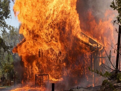कैलिफ़ोर्निया के जंगलों में लगी को काबू करने में अमेरिकी फायर डिपार्टमेंट के पसीने छूट रहें है. (Image: getty images)