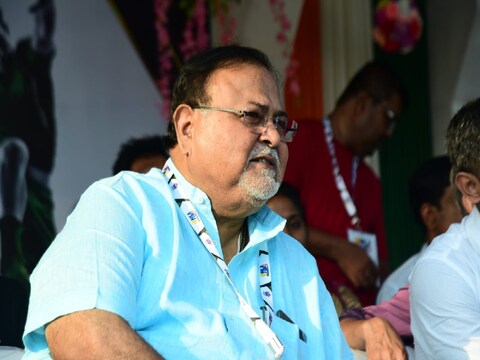 ईडी ने पश्चिम बंगाल के मंत्री पार्थ चटर्जी को शिक्षक भर्ती मामले में गिरफ्तार कर लिया है. (फोटो- Twitter/@itspcofficial)